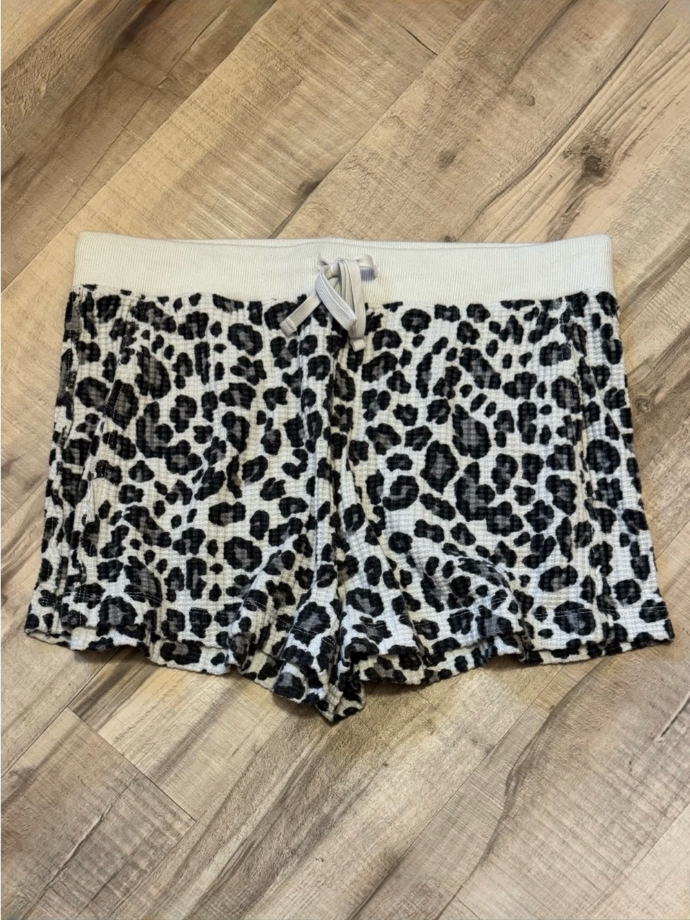 Women’s American Eagle High Waisted Big Hug Waffle Shorts - Picture 3 of 4